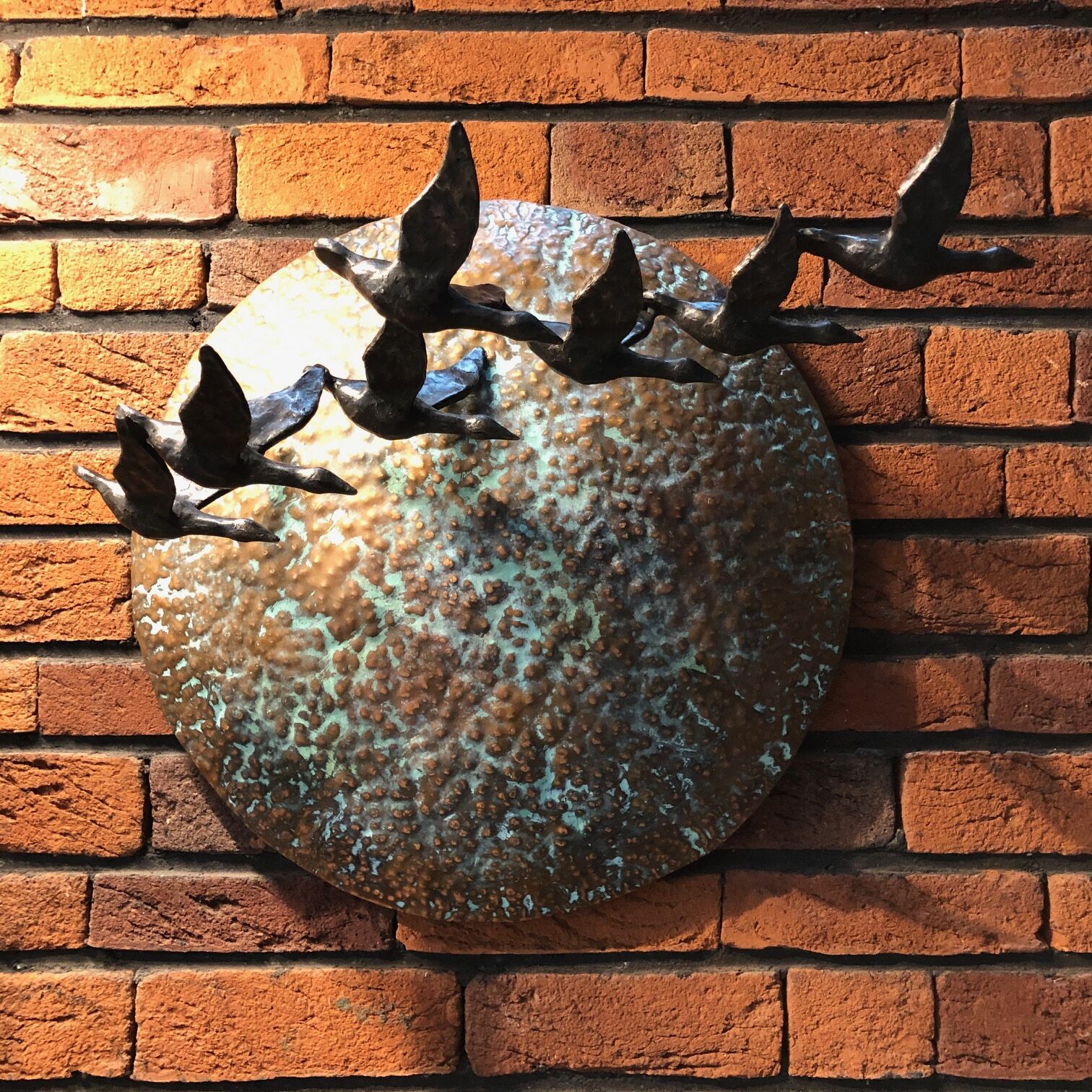 Rob Nagtzaam bronzen wandbeeld 'Vliegende eenden'