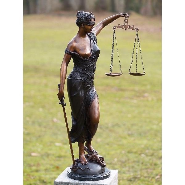 Bronzartes bronzen beeld 'Vrouwe Justitia'
