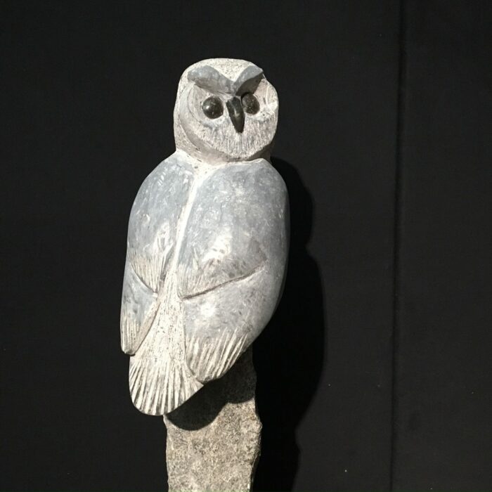 Eduard Arutjnian stenen beeld 'Uil'