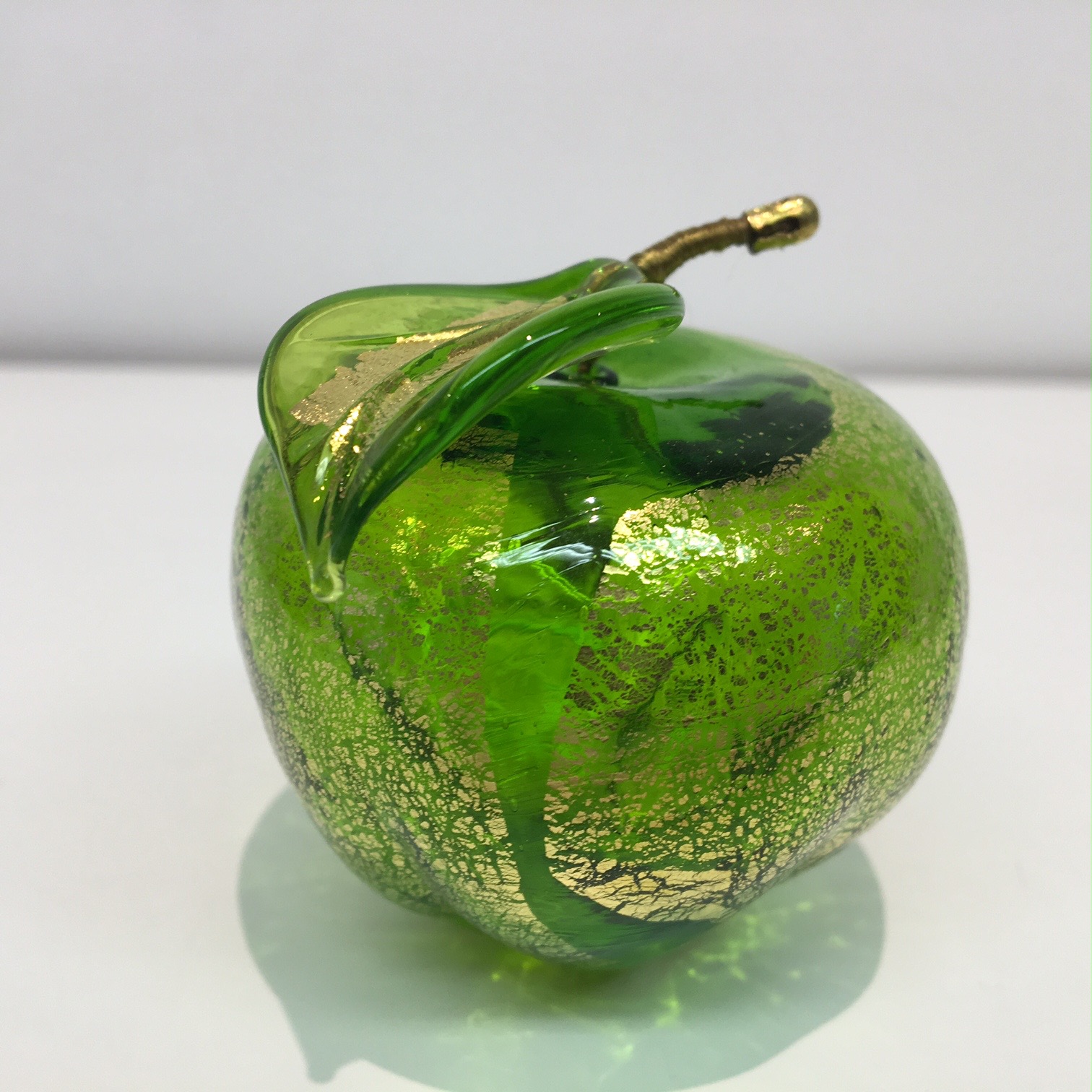 Christian Plenaire sessie token Murano glas appel groen - 6 cm - met bladgoud - bestel ook online