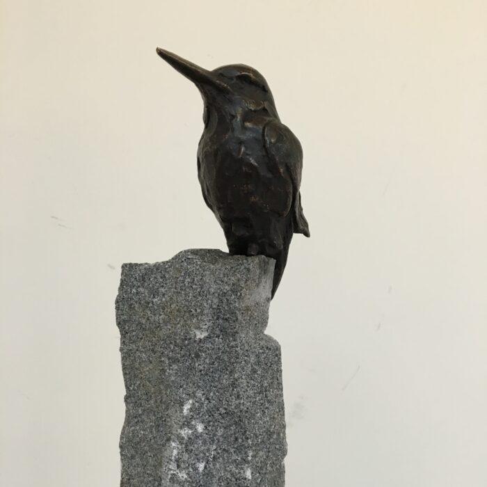 Rob Nagtzaam bronzen beeld 'Ijsvogel op graniet'