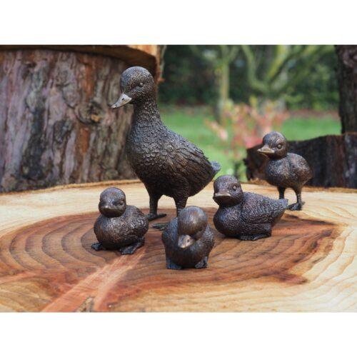 Bronzartes bronzen beeld 'Moeder eend met kleintjes'