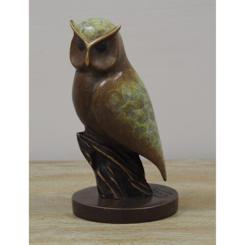 Bronzartes bronzen beeld 'Owl' is een elegant beeld van een uil met speciale patina. De afmetingen zijn 11 x 11 x 21 cm.